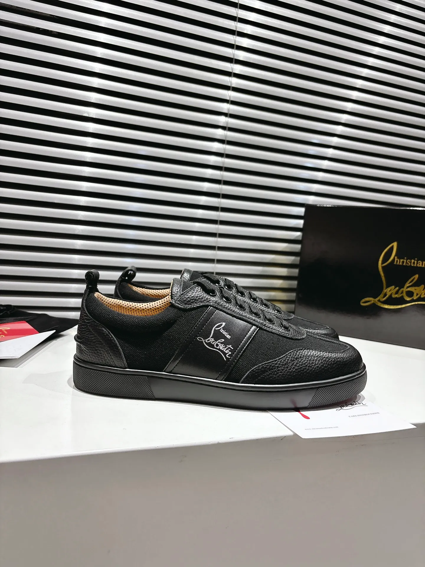 👟👟Ex-factory price 680👟👟 ╔Low top logo sports shoes╗ ·Top version customization·2025𝐬𝐬 𝑪𝒉𝒓𝒊𝒔𝒕𝒊𝒂𝒏 𝑳𝒐𝒖𝒃𝒐𝒖𝒕𝒊𝒏 Retero flat sneakers are smooth and crafted in white grained calfskin and canvas. It is decorated with a stylish side strap with the iconic Maison Christian Louboutin logo, contrasting with Cuoio brown leather for an effortlessly stylish look. This modern sneaker combines a retro '70s look with modern sophistication, featuring a flexible construction. ▪️No matter the last type, fabric, rhinestones, nails, lining, outsole, it is as close as possible to ZP... ▪️The original sole is specially provided by the original factory ▪️The lining is imported water-dyed cowhide ▪️Private customization time is about 3-7 days —————— Size: Women's 35M-41M Men's 38M-47M